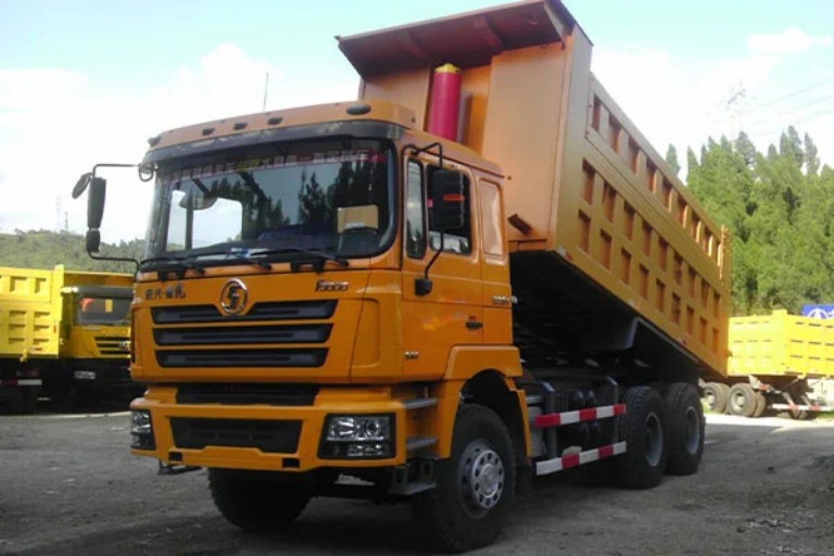 How Does Shacman Dump Truck’s Hydraulic System Work?